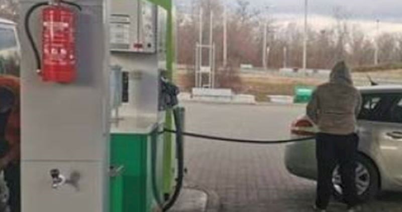 Išao je napuniti rezervoar, a postao predmet ismijavanja na društvenim mrežama