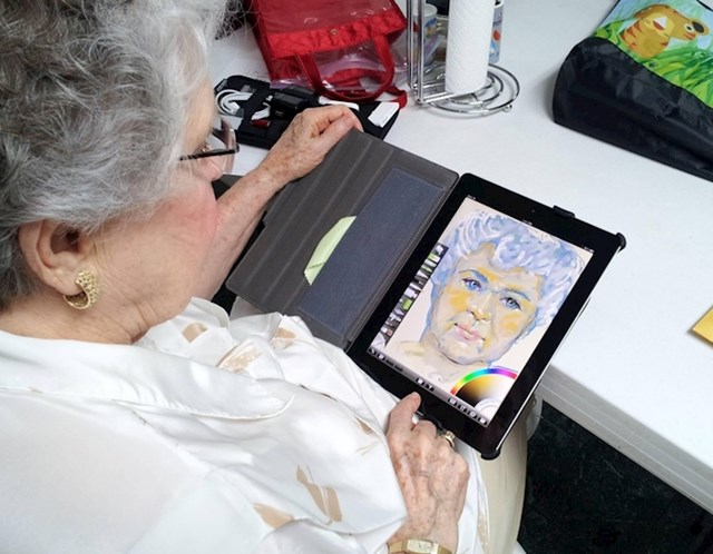 "Moja baka ima 84 godine i nikada nije imala tablet, a voli se baviti umjetnošću. Nakon što sam joj ga kupila ostavila sam ju samu s njim na pola sata i ovo je bio rezultat."