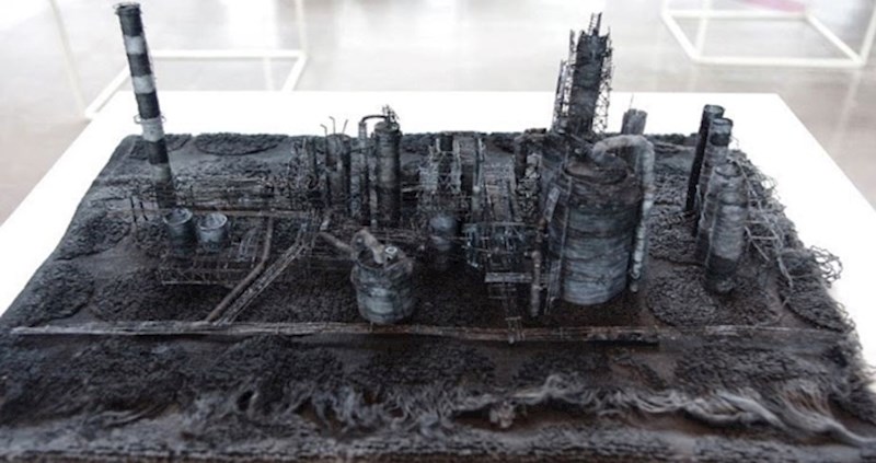 Ovi minijaturni industrijski krajolici napravljeni su od komadića tkanine
