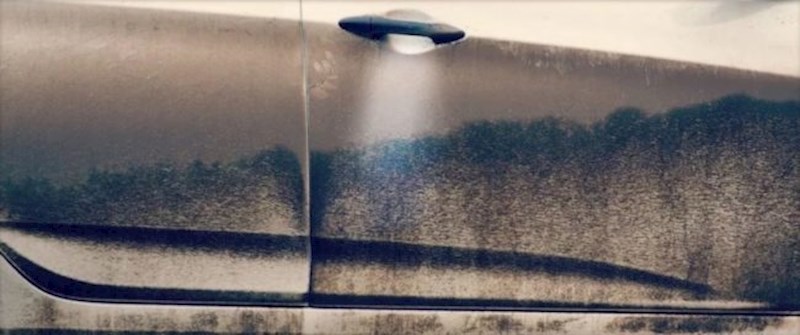 Strana ovog auta na sebi ima leteći tanjur iznad šume.