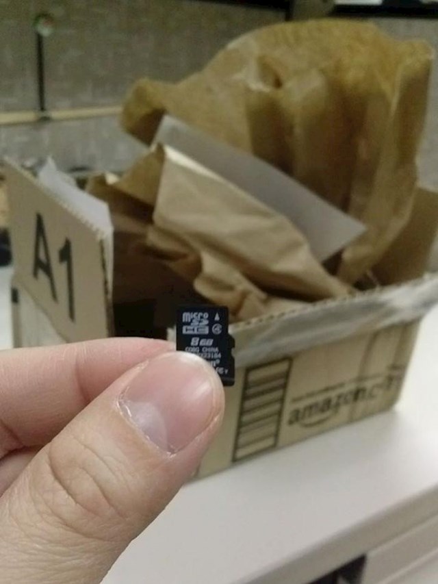 Ogromna kutija za memory card.