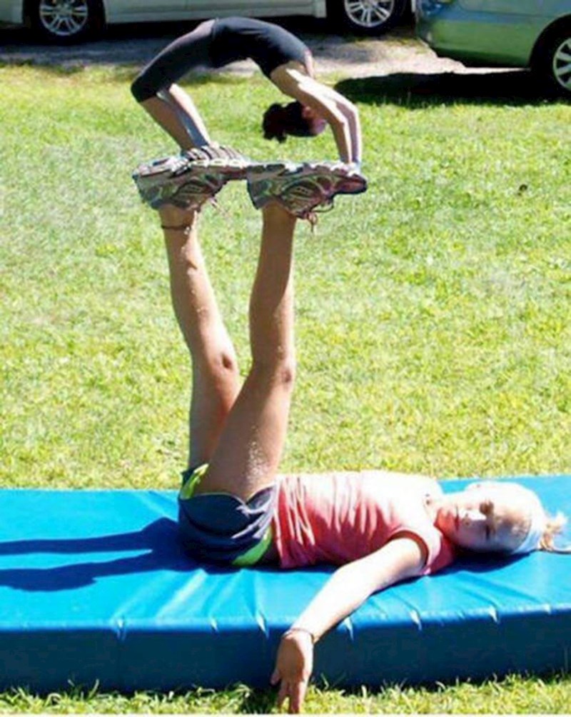 Ova žena morala bi biti poprilično malena da bi ovo bilo moguće.