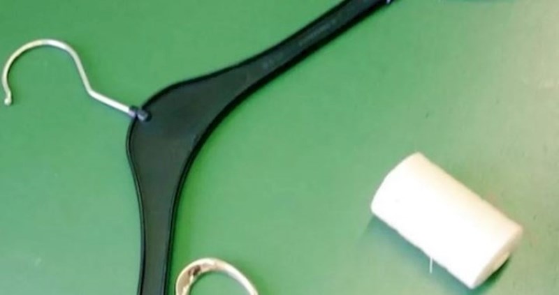 Pogledajte kako je ova žena uspjela zaustaviti da joj stvari padaju s vješalice