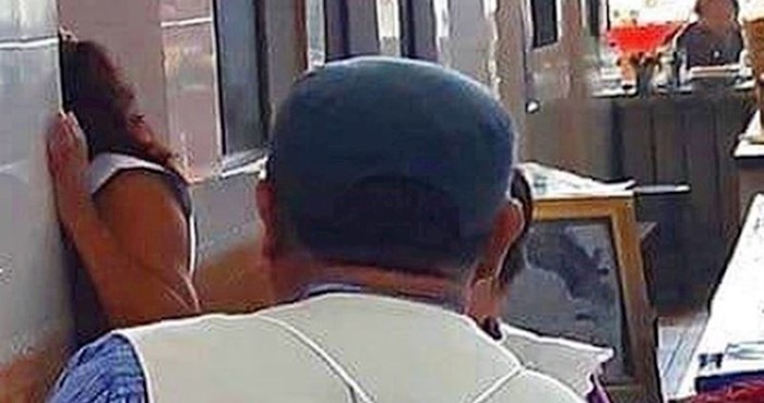 Ovaj muškarac umjesto torbe na leđima ima nešto zanimljivo