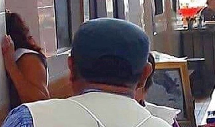 Ovaj muškarac umjesto torbe na leđima ima nešto zanimljivo