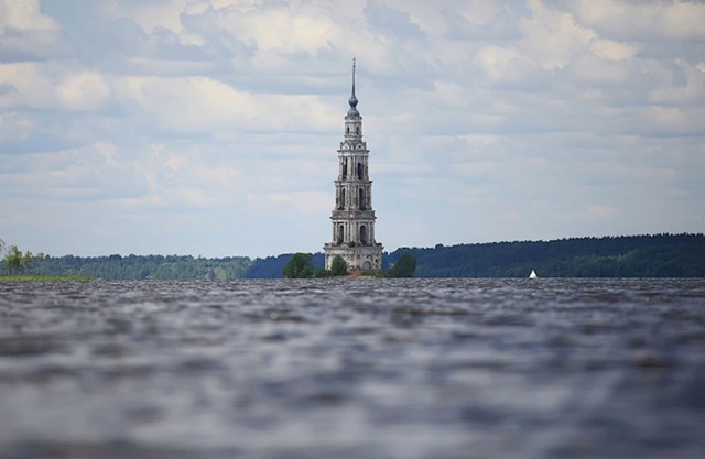 Potopljeni toranj katedrale.