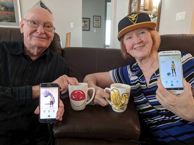 Ovi baka i djed su ozbiljni Pokemon Go treneri. Oboje su na levelu 37!