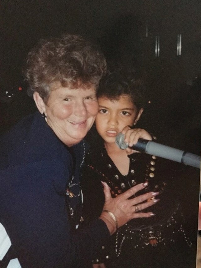“Moja baka uvijek nam je pričala o dječaku koji bi pjevao u njenom hotelu kad je posjećivala Havaje u 90-ima. Ispostavilo se da je dječak bio Bruno Mars.”