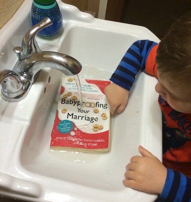 "Ušli smo u kupaonicu i pronašli ga kako "pere" knjigu koju je pronašao."