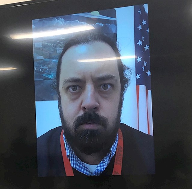 Budući da nije mogao prisustvovati na ispitu, profesor je zamolio svoju zamjenu da postavi njegovu sliku kao zaslon kako bi mogao pratiti studente svojim pogledom.