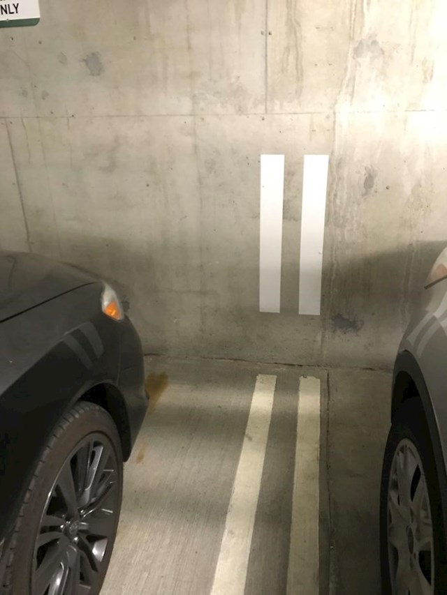 Crte na zidu olakšavaju parkiranje.