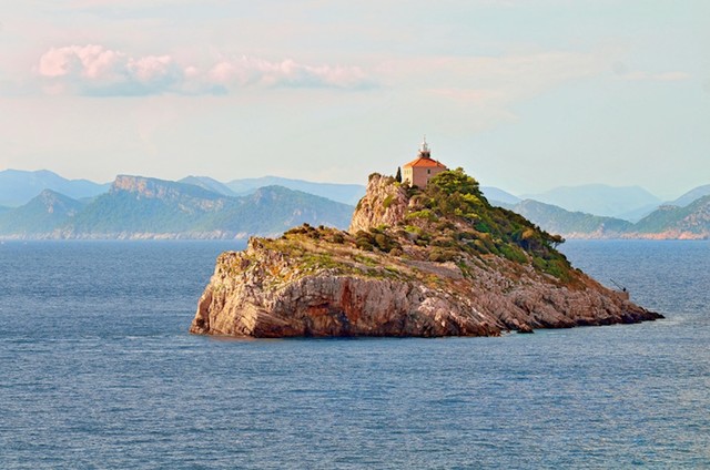 Kad je cijeli otok vaš umjesto susjeda pozdravljate kapetane brodova u prolazu!