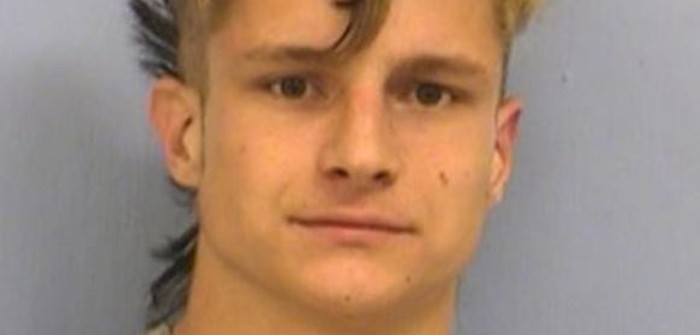 Netko se nasmijao njegovoj frizuri, a on ga je udario skateboardom