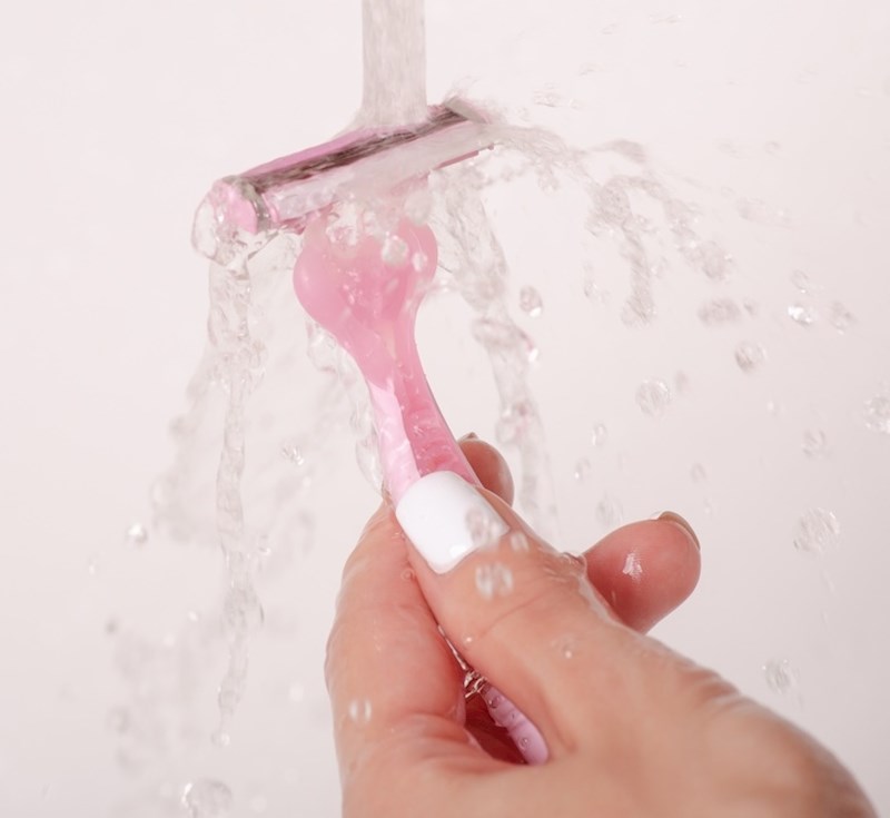 Ostavljanje britvice pod tušem.