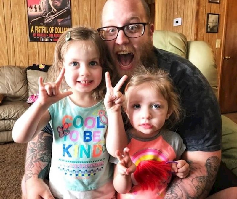 2. "Prije godinu dana njihova majka nas je napustila. U tom periodu smršavio sam 20 kila, postao zdraviji i presretan sam što ću gledati ove dvije djevojčice kako odrastaju!"