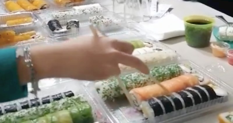 Nije bilo pribora za jelo za sve iz ekipe pa se tip poslužio nečim bizarnim, video je viralni hit