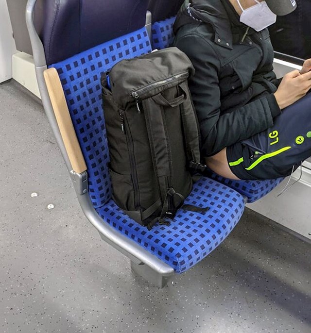 16. Nema mjesta u vlaku, a on hladnokrvno radi ovo: