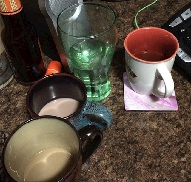 10. "Moja žena nikad ne popije piće iz šalice do kraja."