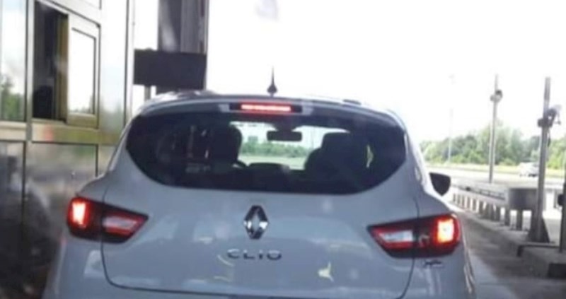 Netko je kod naplatnih kućica primijetio da iz ovog vozila viri zanimljiv detalj, morate vidjeti