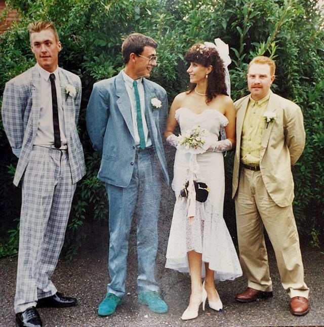 6. Vjenčanje mojih roditelja - tata nosi prekul tenisice, a mamica vjenčanica je od bijele kože.