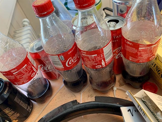 16. Moj kolega NIKAD ne popije Colu do kraja, ali voli sakupljati boce u kuhinji sve dok ih netko drugi ne baci...