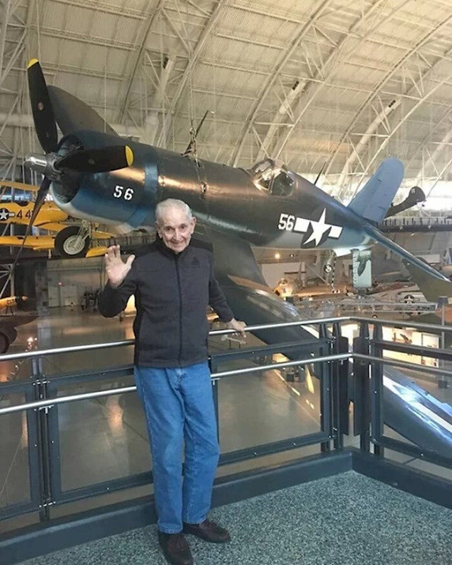4." Moj djed koji ima 97 godina i avion kojim je upravljao u 2. svjetskom ratu."