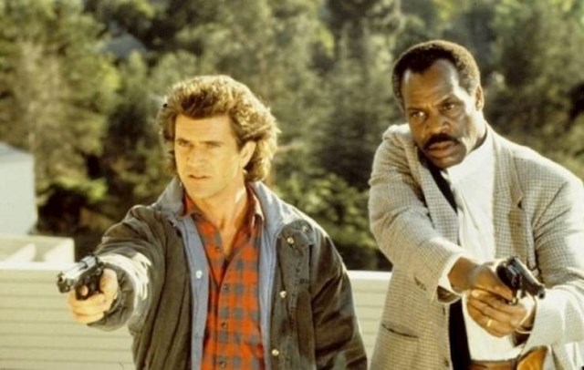 1. U originalnom Smrtonosnom oružju (1987.) scena pucnjave u kući narko-dilera snimljena je u kući redatelja Richarda Donnera.