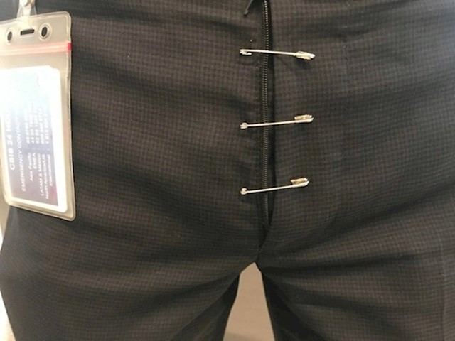 2. Potrgao mu se patentni zatvarač netom prije početka važnog sastanka...