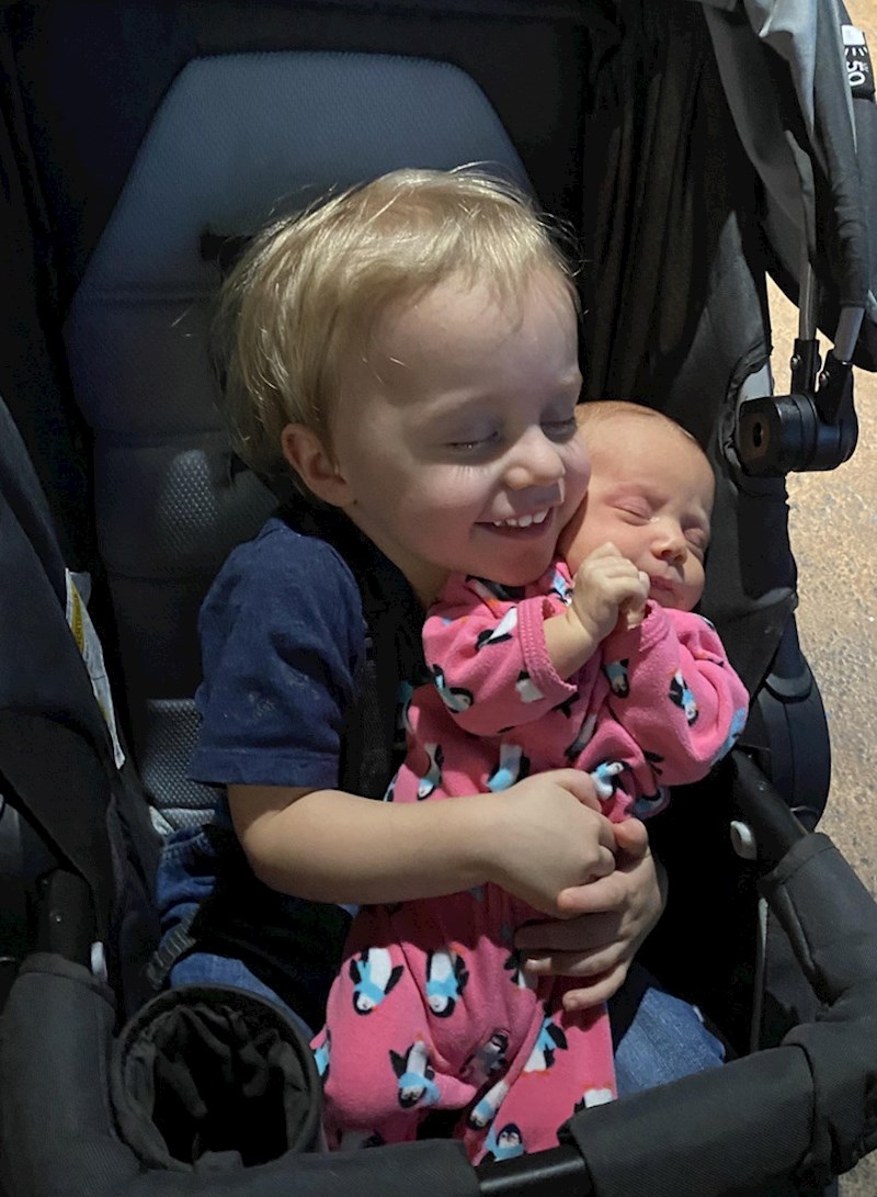 1. Njegovi roditelji su se brinuli kako će prihvatiti svoju mlađu sestricu. Fotka govori sve! 🥰