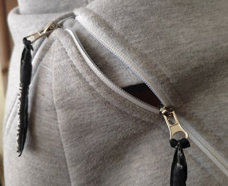 11. Kombinezon moje žene ima posebne džepove sa strane koje može otvoriti kad ide na wc