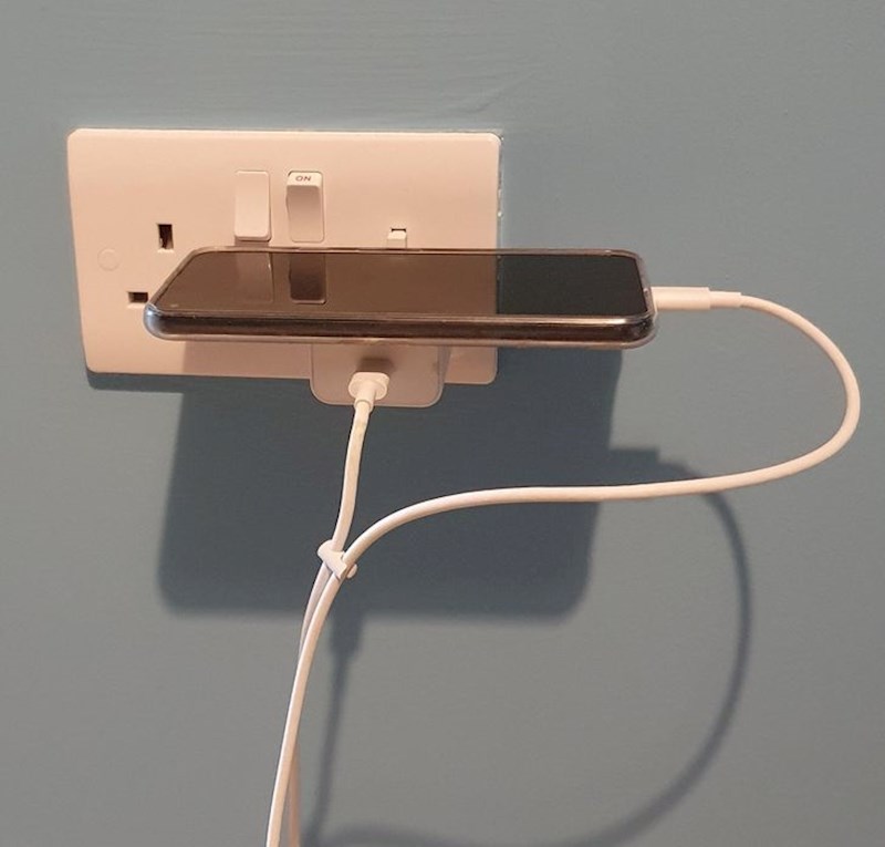 1. "Moja zaručnica ovako puni mobitel, dok ga ja kao zadnja budala već godinama ostavljam po podu..."