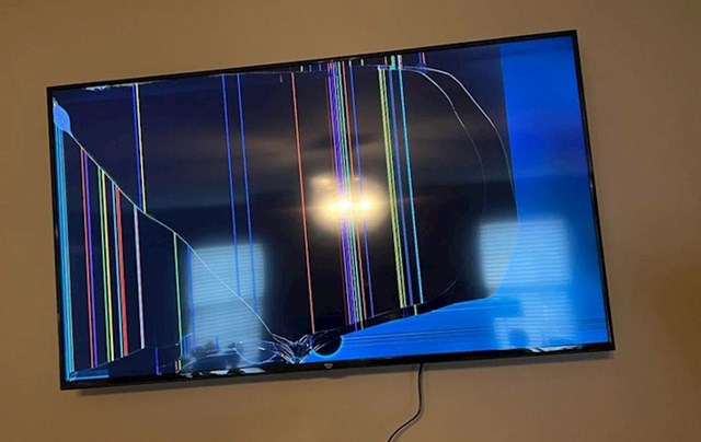 5. Postavio sam novi TV na zid i uključio ga. Super.