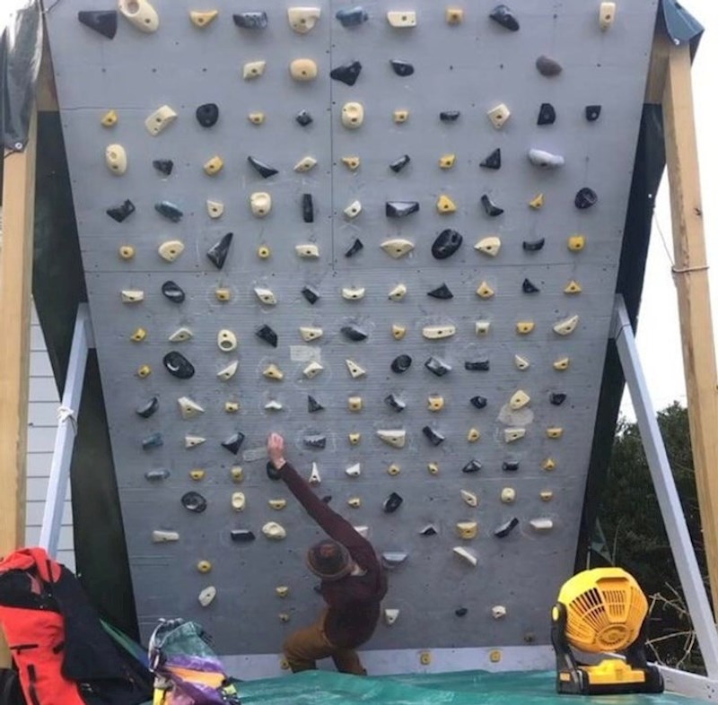 19. Penjač čija ruka izgleda abnormalno dugačko