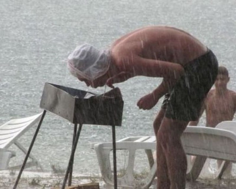 2. On uporno pokušava upaliti vatru za roštilj dok pljušti pljusak