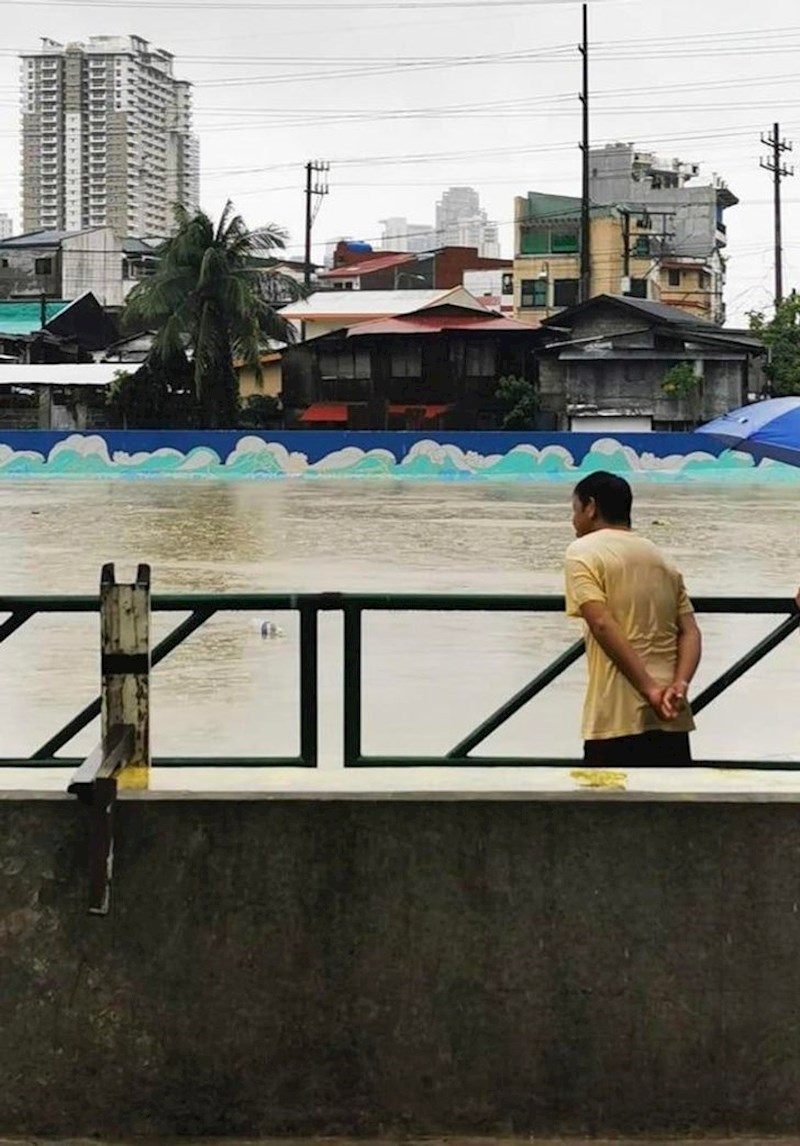 16. Lik izgleda kao da je fotošopiran u fotku.
