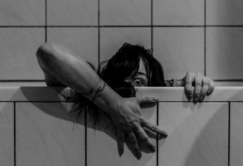 15. Rekla mu je da ju mora fotkati u kadi. Nije se ovome nadao.