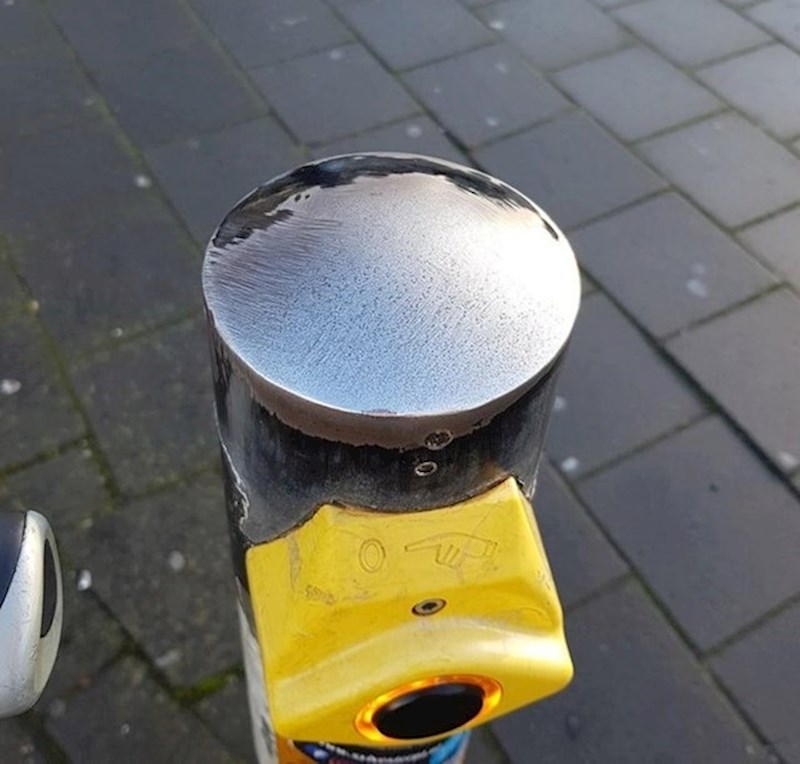 10. Izlizani stupić na koji su se naslanjali prolaznici.