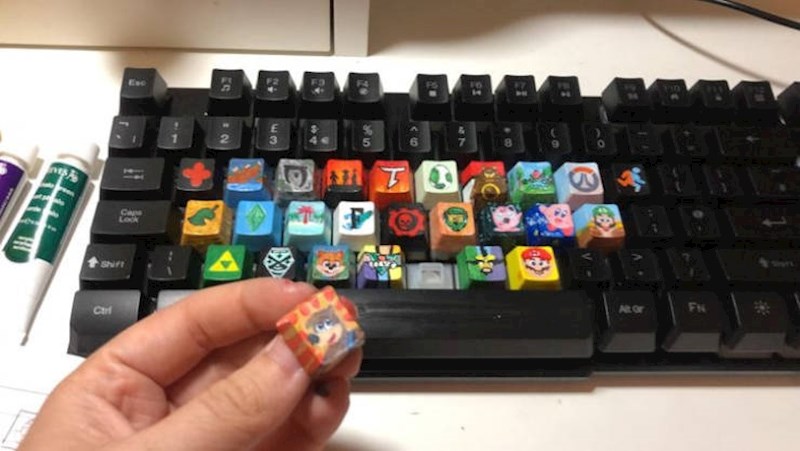 11. Napravit će savršeni poklon za muža - ručno oslikanu tipkovnicu s motivima iz njegovih omiljenih igrica