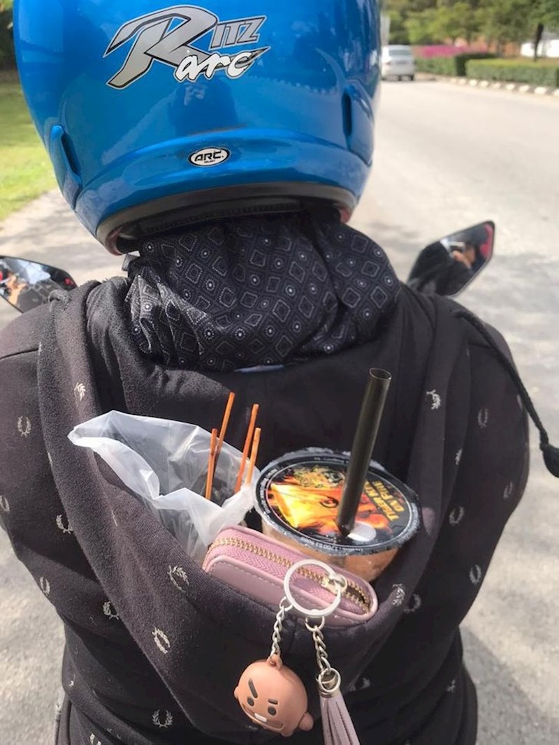 11. Evo kako možete uživati u grickalicama dok se vozite na motoru kao suvozač