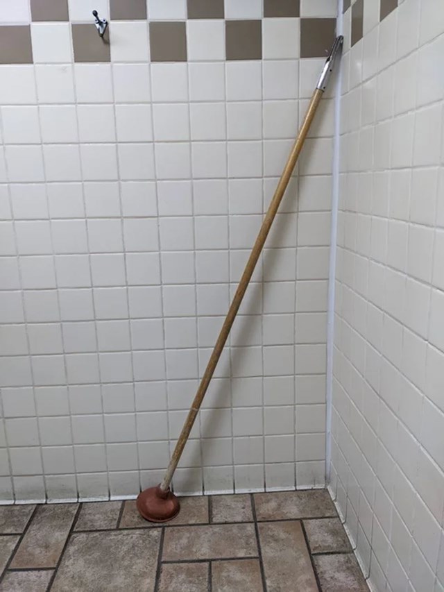 4. Pronašao sam ovo u kupaonici na jednom odmorištu. Predmet koji bi, kad bi mogao, sigurno ima puno priča za ispričati.