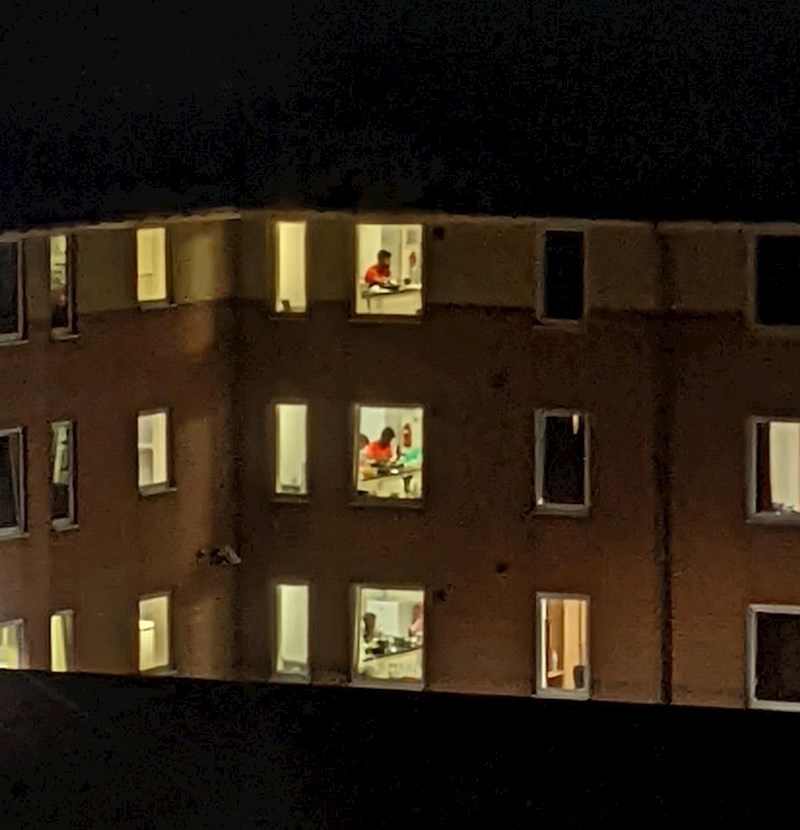 4. "Pogled na zgradu preko puta u 3 ujutro."