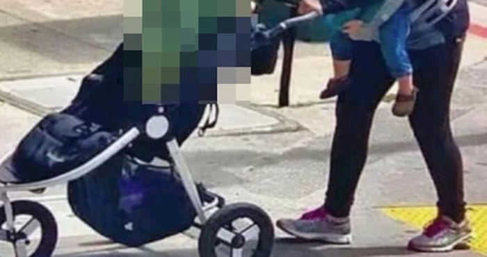 Dok je dijete u nosiljki, ona u kolicima prevozi nešto totalno čudno