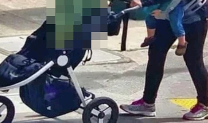 Dok je dijete u nosiljki, ona u kolicima prevozi nešto totalno čudno