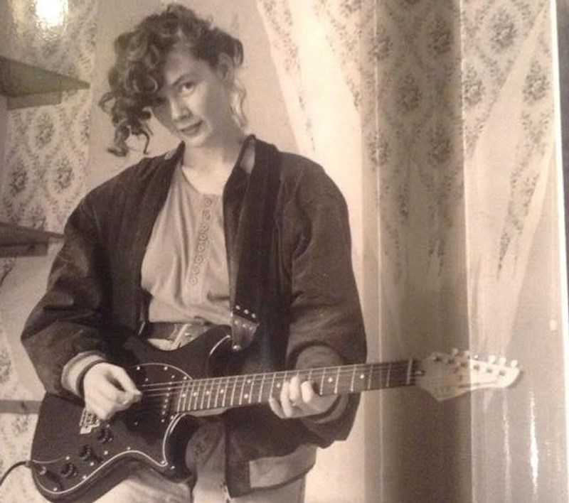 19. Moja prekul mama pozira s tatinom gitarom.