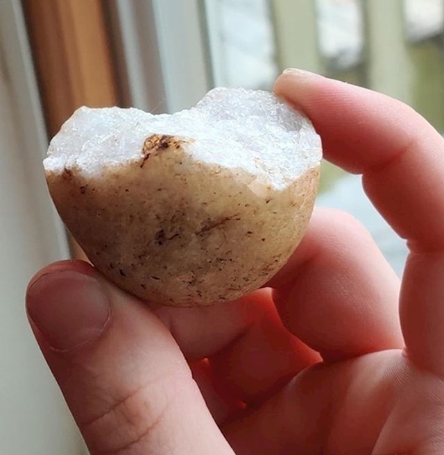 6. Kamen koji izgleda kao napola pojedeni krumpir