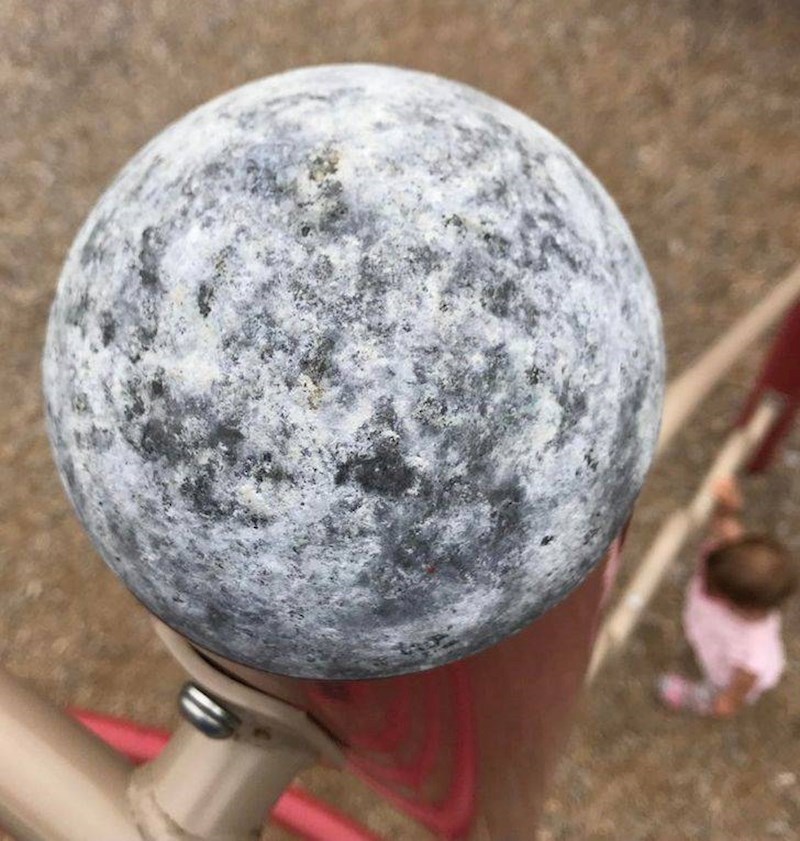 12. Dio ograde na ogradi dječjeg parkića izgleda kao Mjesec.😂