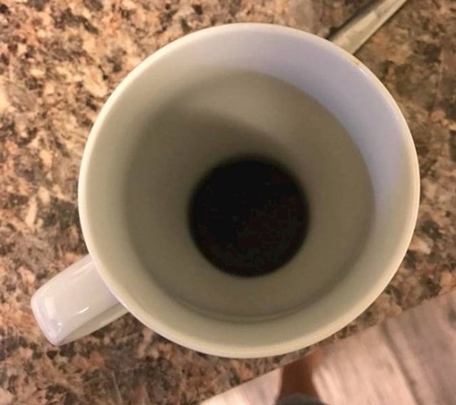 3. Oreo keks upao je u šalicu kave i izgleda kao crna rupa