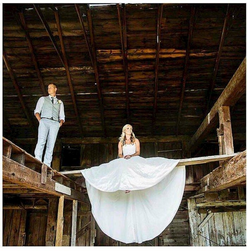 Elastična mladenka s izuzetno dugim nogama.