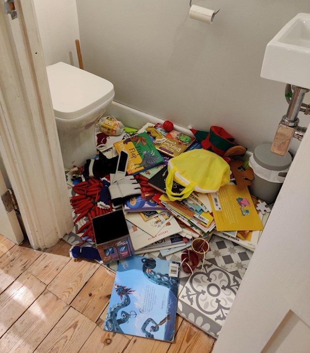 4. Pospremio je sve svoje igračke...u kupaonu.