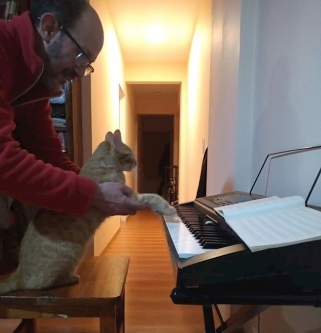 "Nije htio mačku, a sada ju uči svirati."